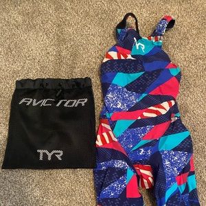TYR Avictor Kneeskin size 25